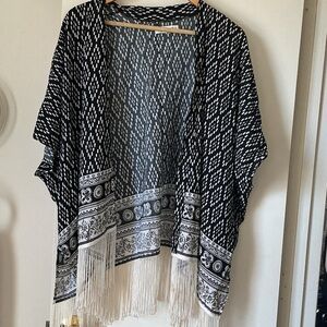 Abercrombie & Fitch Black and White Patterned Kimono Top